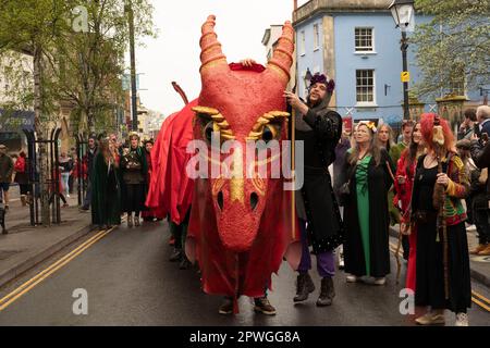 Glastonbury, Somerset, 30th avril 2023, Royaume-Uni : les gens se sont rassemblés dans le centre de Glastonbury pour célébrer le premier événement Beltane de deux jours. Des dragons rouges et blancs ont mené une procession sur la rue haute jusqu'au champ a à la base de Glastonbury Tor. Un rituel Beltane a ensuite été réalisé pour les centaines de personnes qui ont assisté à la cérémonie. Crédit : Natasha Quarmby/Alay Live News Banque D'Images