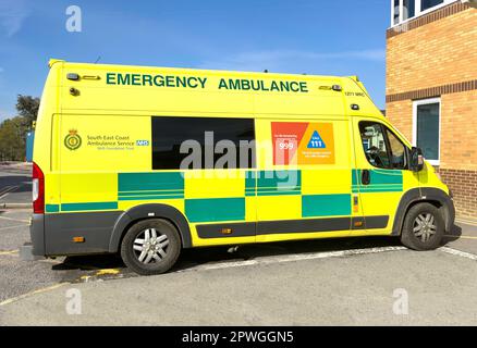 Ambulance de la côte sud-est au service des urgences, hôpital St Peter's NHS, Guildford Road, Lyne, Surrey, Angleterre, Royaume-Uni Banque D'Images