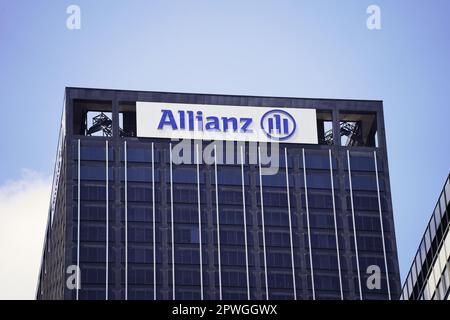 New York, NY - 26 avril 2023 : Allianz Global Investors signe un immeuble de bureaux à Midtown, Manhattan. L'un des plus grands assureurs et financiers au monde Banque D'Images