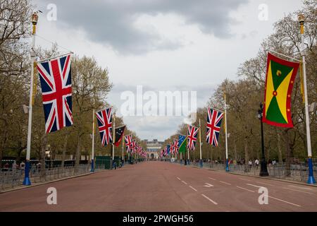 Londres, Royaume-Uni. 30th avril 2023. Le centre commercial a été décoré avec des drapeaux pour le couronnement à venir du roi Charles III et de la reine Camilla. Le cortège passera ici sur 6 mai 2023. Credit: Kiki Streitberger /Alay Live News Banque D'Images