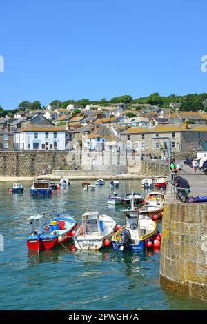 Vue sur le port, Mousehole, Cornwall, Angleterre, Royaume-Uni Banque D'Images