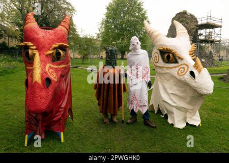 Glastonbury, Somerset, 30th avril 2023, Royaume-Uni : les gens se sont rassemblés dans le centre de Glastonbury pour célébrer le premier événement Beltane de deux jours. Des dragons rouges et blancs ont mené une procession sur la rue haute jusqu'au champ a à la base de Glastonbury Tor. Un rituel Beltane a ensuite été réalisé pour les centaines de personnes qui ont assisté à la cérémonie. Crédit : Natasha Quarmby/Alay Live News Banque D'Images