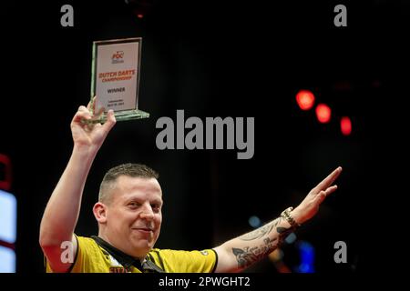 LEEUWARDEN - Dave Chisnall (ENG) remporte la finale du Championnat des fléchettes néerlandais 2023 dans le WTC Leeuwarden. Ce tournoi de fléchettes est la sixième tournée européenne organisée par la Professional Darts Corporation (PDC). AP SANDER KING Banque D'Images