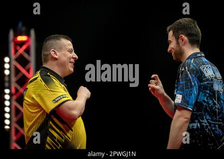 LEEUWARDEN - Dave Chisnall (ENG) remporte la finale du Championnat des fléchettes néerlandais 2023 dans le WTC Leeuwarden. Ce tournoi de fléchettes est la sixième tournée européenne organisée par la Professional Darts Corporation (PDC). AP SANDER KING Banque D'Images