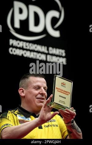 LEEUWARDEN - Dave Chisnall (ENG) remporte la finale du Championnat des fléchettes néerlandais 2023 dans le WTC Leeuwarden. Ce tournoi de fléchettes est la sixième tournée européenne organisée par la Professional Darts Corporation (PDC). AP SANDER KING Banque D'Images