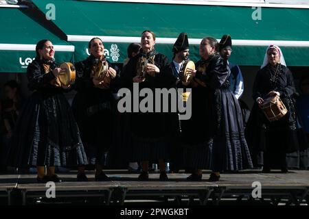 30 avril 2023: Melide, la Coruña, Galice, Espagne. Les danseurs et musiciens traditionnels participent à porter leurs vêtements typiques dans le XVI foliada de Melide. Les Foliadas sont des festivals populaires où la musique galicienne traditionnelle est jouée et dansée. (Credit image: © Cristian Leyva/ZUMA Press Wire) USAGE ÉDITORIAL SEULEMENT! Non destiné À un usage commercial ! Banque D'Images