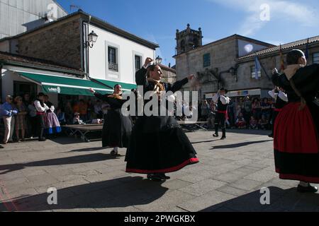 30 avril 2023: Melide, la Coruña, Galice, Espagne. Les danseurs et musiciens traditionnels participent à porter leurs vêtements typiques dans le XVI foliada de Melide. Les Foliadas sont des festivals populaires où la musique galicienne traditionnelle est jouée et dansée. (Credit image: © Cristian Leyva/ZUMA Press Wire) USAGE ÉDITORIAL SEULEMENT! Non destiné À un usage commercial ! Banque D'Images