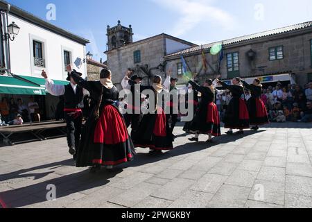 30 avril 2023: Melide, la Coruña, Galice, Espagne. Les danseurs et musiciens traditionnels participent à porter leurs vêtements typiques dans le XVI foliada de Melide. Les Foliadas sont des festivals populaires où la musique galicienne traditionnelle est jouée et dansée. (Credit image: © Cristian Leyva/ZUMA Press Wire) USAGE ÉDITORIAL SEULEMENT! Non destiné À un usage commercial ! Banque D'Images