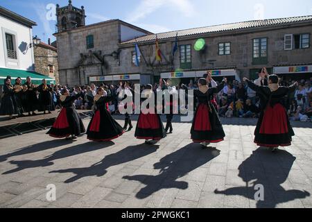 30 avril 2023: Melide, la Coruña, Galice, Espagne. Les danseurs et musiciens traditionnels participent à porter leurs vêtements typiques dans le XVI foliada de Melide. Les Foliadas sont des festivals populaires où la musique galicienne traditionnelle est jouée et dansée. (Credit image: © Cristian Leyva/ZUMA Press Wire) USAGE ÉDITORIAL SEULEMENT! Non destiné À un usage commercial ! Banque D'Images