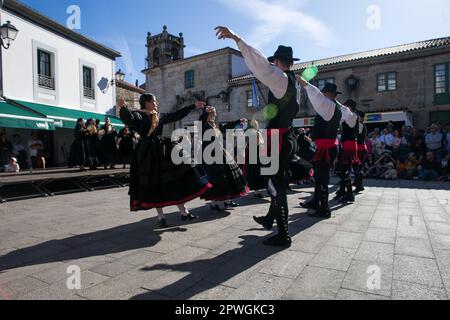 30 avril 2023: Melide, la Coruña, Galice, Espagne. Les danseurs et musiciens traditionnels participent à porter leurs vêtements typiques dans le XVI foliada de Melide. Les Foliadas sont des festivals populaires où la musique galicienne traditionnelle est jouée et dansée. (Credit image: © Cristian Leyva/ZUMA Press Wire) USAGE ÉDITORIAL SEULEMENT! Non destiné À un usage commercial ! Banque D'Images