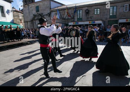 30 avril 2023: Melide, la Coruña, Galice, Espagne. Les danseurs et musiciens traditionnels participent à porter leurs vêtements typiques dans le XVI foliada de Melide. Les Foliadas sont des festivals populaires où la musique galicienne traditionnelle est jouée et dansée. (Credit image: © Cristian Leyva/ZUMA Press Wire) USAGE ÉDITORIAL SEULEMENT! Non destiné À un usage commercial ! Banque D'Images