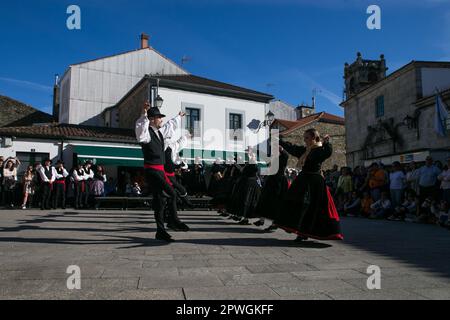 30 avril 2023: Melide, la Coruña, Galice, Espagne. Les danseurs et musiciens traditionnels participent à porter leurs vêtements typiques dans le XVI foliada de Melide. Les Foliadas sont des festivals populaires où la musique galicienne traditionnelle est jouée et dansée. (Credit image: © Cristian Leyva/ZUMA Press Wire) USAGE ÉDITORIAL SEULEMENT! Non destiné À un usage commercial ! Banque D'Images