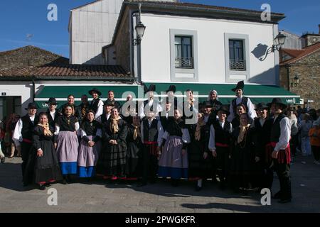 30 avril 2023: Melide, la Coruña, Galice, Espagne. Les danseurs et musiciens traditionnels participent à porter leurs vêtements typiques dans le XVI foliada de Melide. Les Foliadas sont des festivals populaires où la musique galicienne traditionnelle est jouée et dansée. (Credit image: © Cristian Leyva/ZUMA Press Wire) USAGE ÉDITORIAL SEULEMENT! Non destiné À un usage commercial ! Banque D'Images