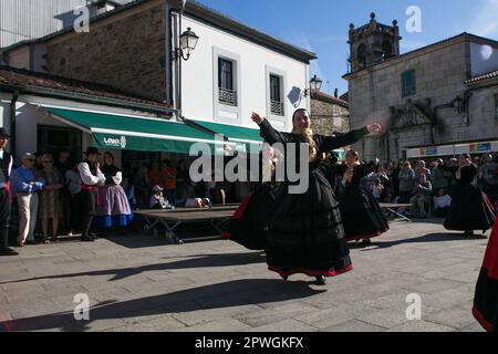 30 avril 2023: Melide, la Coruña, Galice, Espagne. Les danseurs et musiciens traditionnels participent à porter leurs vêtements typiques dans le XVI foliada de Melide. Les Foliadas sont des festivals populaires où la musique galicienne traditionnelle est jouée et dansée. (Credit image: © Cristian Leyva/ZUMA Press Wire) USAGE ÉDITORIAL SEULEMENT! Non destiné À un usage commercial ! Banque D'Images