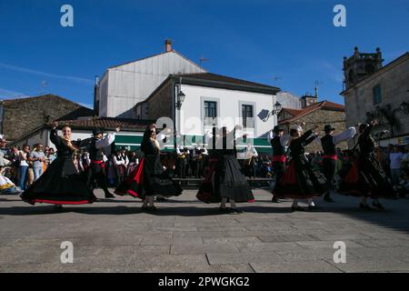 30 avril 2023: Melide, la Coruña, Galice, Espagne. Les danseurs et musiciens traditionnels participent à porter leurs vêtements typiques dans le XVI foliada de Melide. Les Foliadas sont des festivals populaires où la musique galicienne traditionnelle est jouée et dansée. (Credit image: © Cristian Leyva/ZUMA Press Wire) USAGE ÉDITORIAL SEULEMENT! Non destiné À un usage commercial ! Banque D'Images