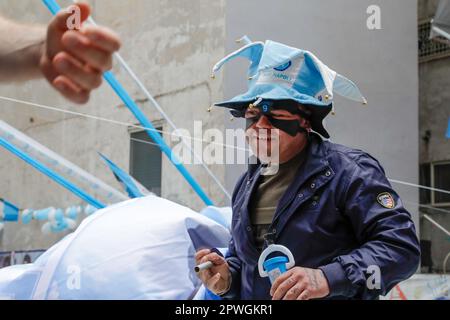 Naples, Italie. 2023 30 avril, Naples, Italie - supporter de Naples avec le chapeau de joker et le masque comme Victor Osimhen crédit: Marco Ciccolella/Alamy Live News Banque D'Images