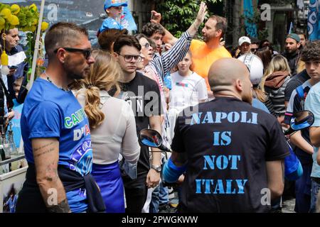 Naples, Italie. 2023 30 avril, Naples, Italie - les partisans dans le centre-ville: Napoli n'est pas l'Italie crédit: Marco Ciccolella/Alamy Live News Banque D'Images