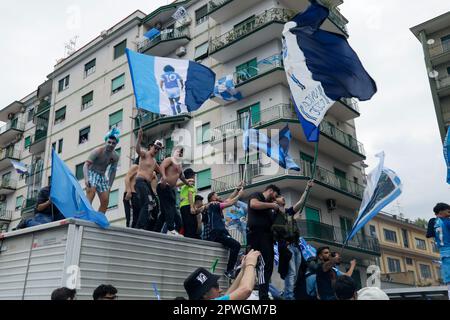 Naples, Italie. 2023 30 avril, Naples, Italie - les supporters sautent sur un véhicule près du stade Maradona crédit: Marco Ciccolella/Alamy Live News Banque D'Images