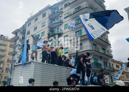 Naples, Italie. 2023 30 avril, Naples, Italie - les supporters sautent sur un véhicule près du stade Maradona crédit: Marco Ciccolella/Alamy Live News Banque D'Images