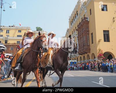 Lima, Pérou. 30th avril 2023. Femme créole à cheval de Paso péruvienne quand des danseurs folkloriques ont pris dans les rues du centre-ville de Lima dans le cadre des célébrations de la parade de la Journée internationale de la danse 2023. Credit: Agence de presse Fotoholica/Alamy Live News Banque D'Images