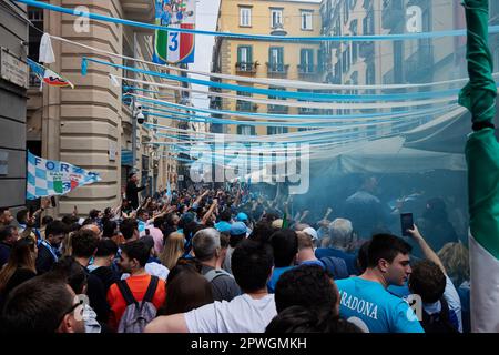 Naples, Italie. 30th avril 2023. Les habitants de Naples, dans le district de Chiaia, se réjouissent du but de 1-0 contre Salernitana qui aurait permis à Naples de gagner le troisième Scudetto dans son histoire aujourd'hui, Naples 30 avril 2023. © photo: Cinzia Camela. Crédit : Live Media Publishing Group/Alay Live News Banque D'Images