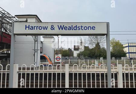 Londres, Angleterre - 22 avril 2023 : enseigne Harrow et Wealdstone en Angleterre, Londres Banque D'Images