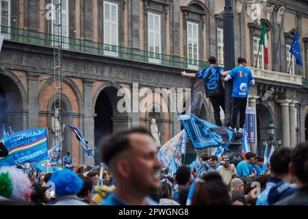 Naples, Italie. 30th avril 2023. Les gens de Naples, Piazza Plebiscito, se réjouissent du but de 1-0 contre Salernitana qui aurait permis à Naples de gagner le troisième Scudetto dans son histoire aujourd'hui, Naples 30 avril 2023. © photo: Cinzia Camela. Crédit : Live Media Publishing Group/Alay Live News Banque D'Images