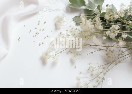 Maquette de bureau de mariage féminine avec fleurs Gypsophila de bébé Banque D'Images