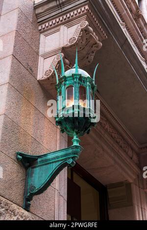 Lampadaire en laiton oxydé rustique monté sur un mur de bâtiment à Kilby Street à Boston Banque D'Images