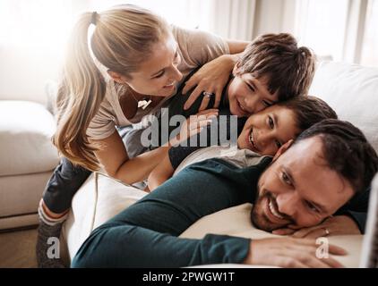 Beaucoup d'amour sous un seul toit. une famille heureuse s'amuser ensemble à la maison. Banque D'Images