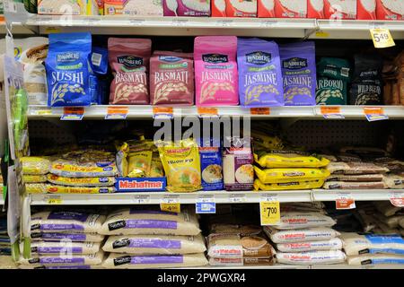 Etagères dans une épicerie Safeway avec Arborio, Sushi, Basmati, Jasmine, Wild Blend, Riz jaune et brun; marques Mahatma, Lundberg et Signature. Banque D'Images