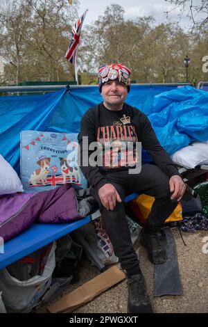 Londres, Royaume-Uni. 30th avril 2023. Le superinan royal John Loughrey est prêt pour le couronnement du roi Charles III et de la reine Camilla, avec moins d'une semaine avant le grand événement, lui et ses amis ont mis en place un camp dans le centre commercial d'où ils vont regarder la procession sur 6 mai 2023. Credit: Kiki Streitberger /Alay Live News Banque D'Images