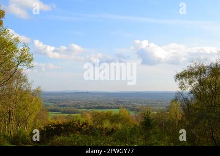 Vue sur le Kent Weald depuis IDE Hill, près de Sevenoaks, Kent, sud-est de l'Angleterre au printemps, par une belle journée ensoleillée. En regardant vers Hever, Chiddingstone Banque D'Images