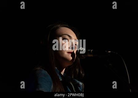 Belfast, Irlande du Nord. 30th avril 2023. Lauran White a joué la Black Box dans le cadre du festival d'art Cathedral Quarter de Belfast. Lauren White est un chanteur-compositeur de Belfast, âgé de 21 ans. Ses paroles sont introspectives et de style journal: Une bande-son pour grandir, et vous emmener dans un voyage émotionnel avec chaque écoute. Son lyrisme puissant, en toile de fond pop/folk acoustique de sa musique, vous permet d'explorer vos propres émotions à travers l'optique de ses expériences qui grandissent à Belfast puis à Liverpool.#CQAF23 Credit: Bonzo/Alay Live News Banque D'Images