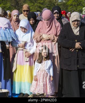 Des musulmans de diverses mosquées de Brooklyn assistent à un service de prière sur Eid à la fin du ramadan à Prospect Park, Brooklyn, New York. Banque D'Images