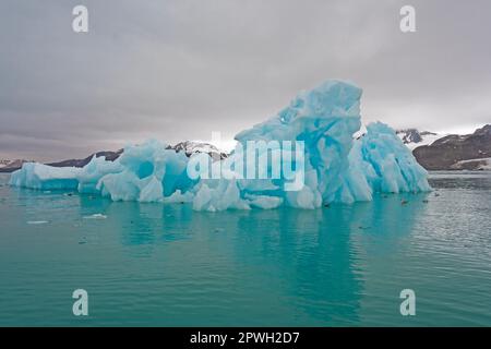 Couleurs fraîches et eaux froides dans l'Arctique à Lilliehookfjorden dans les îles Svalbard en Norvège Banque D'Images