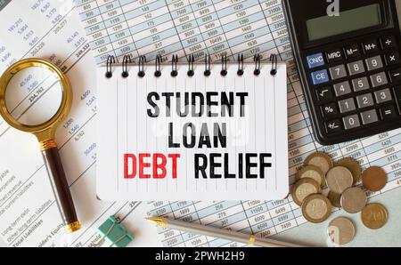 Concept de problème financier. Concept de dette de prêt. L'accent sélectif sur le conseil d'administration dette de prêt écrit à la main Banque D'Images