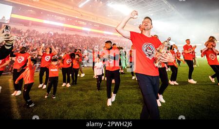 EINDHOVEN - joueurs du stade Philips lors de la célébration du PSV. Le club de football d'Eindhoven a remis la coupe KNVB entre ses mains grâce à une victoire sur Ajax. L'équipe de l'entraîneur Ruud van Nistelrooij a battu Ajax en finale à de Kuip sur les sanctions. ANP ROB ENGELAR pays-bas sortie - belgique sortie Banque D'Images