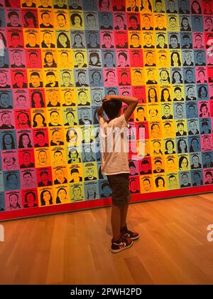 "La justice pour nos vies" Oree Oritinol, 2014 -présent. Inspiré par le mouvement Black Lives Matter, 'Justice' est une œuvre d'art en ligne et publique de justice sociale. Utilisation de photos Oritinol crée des portraits numériques noir et blanc de personnes tuées par des altercations avec les forces de l'ordre. L'artiste crée des installations à grande échelle. Le jeune garçon réfléchit au visage des jeunes qui sont morts par les mains de la police. Hood Museum, Dartmouth College, Hanovre, New Hampshire. Banque D'Images