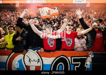 EINDHOVEN - fans du Philips Stadium lors de la célébration du PSV. Le club de football d'Eindhoven a remis la coupe KNVB entre ses mains grâce à une victoire sur Ajax. L'équipe de l'entraîneur Ruud van Nistelrooij a battu Ajax en finale à de Kuip sur les sanctions. ANP ROB ENGELAR pays-bas sortie - belgique sortie Banque D'Images