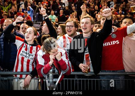 EINDHOVEN - fans du Philips Stadium lors de la célébration du PSV. Le club de football d'Eindhoven a remis la coupe KNVB entre ses mains grâce à une victoire sur Ajax. L'équipe de l'entraîneur Ruud van Nistelrooij a battu Ajax en finale à de Kuip sur les sanctions. ANP ROB ENGELAR Banque D'Images