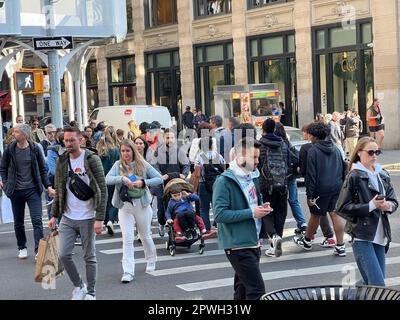 Broadway est toujours occupé avec des acheteurs dans le quartier de SOHO à Manhattan, New York City. Banque D'Images