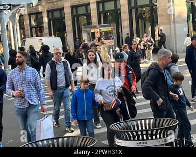 Broadway est toujours occupé avec des acheteurs dans le quartier de SOHO à Manhattan, New York City. Banque D'Images