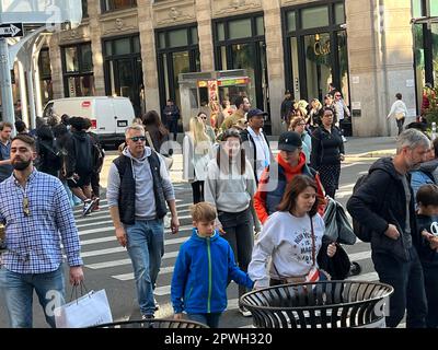 Broadway est toujours occupé avec des acheteurs dans le quartier de SOHO à Manhattan, New York City. Banque D'Images