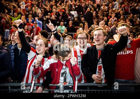 EINDHOVEN - fans du Philips Stadium lors de la célébration du PSV. Le club de football d'Eindhoven a remis la coupe KNVB entre ses mains grâce à une victoire sur Ajax. L'équipe de l'entraîneur Ruud van Nistelrooij a battu Ajax en finale à de Kuip sur les sanctions. ANP ROB ENGELAR Banque D'Images