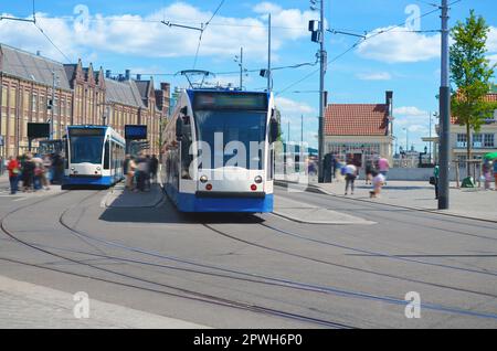 Les tramways modernes et les personnes s'arrêtent en tramway par beau temps Banque D'Images