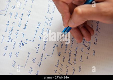 Étudiant écrivant des calculs mathématiques sur papier, gros plan Banque D'Images