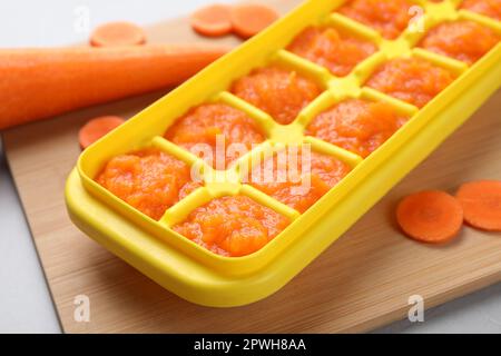 Purée De Carottes Dans Un Bac à Glaçons Sur Une Planche En Bois à Plat Prêt  Pour La Congélation