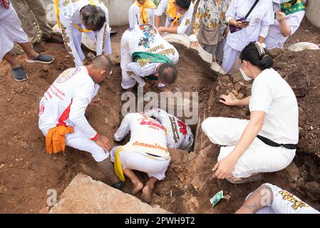 Saraburi, Thaïlande. 30th avril 2023. Les volontaires apportent des fragments d'os humains. Se lever de la tombe pour assembler le squelette et nettoyer se préparer à recueillir pour une cérémonie de mérite selon les croyances religieuses du peuple thaïlandais-chinois dans un cimetière, route Phahonyothin, province de Saraburi (environ 90 kilomètres au nord de Bangkok) dimanche, 30 avril 2023. (Photo de Teera Noisakran/Pacific Press) Credit: Pacific Press Media production Corp./Alay Live News Banque D'Images