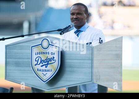 José Mota, fils de Manny Mota lors de la cérémonie d'intronisation de son père, Manny Mota, dans les légendes de Dodger Baseball avant un match de Ligue majeure de Baseball contre les Louis Cardinals au Dodger Stadium le samedi 29 avril 2023 à Los Angeles, Calif. Les Dodgers ont battu les Cardinals 1-0. (Aliyah Navarro/image du sport) Banque D'Images